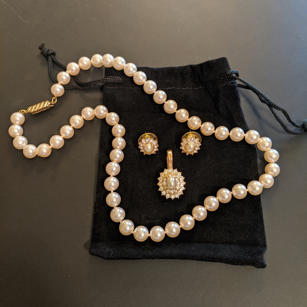 Pearl necklace, pendant, earrings